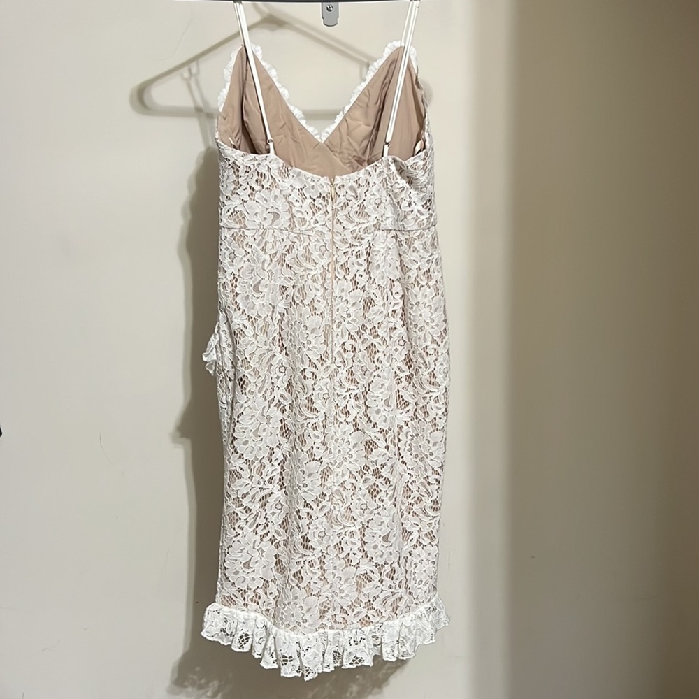 Selfie Leslie Azusa Asymmetrical Hem Lace Dress in white. Size Xs - Picture 5 of 10